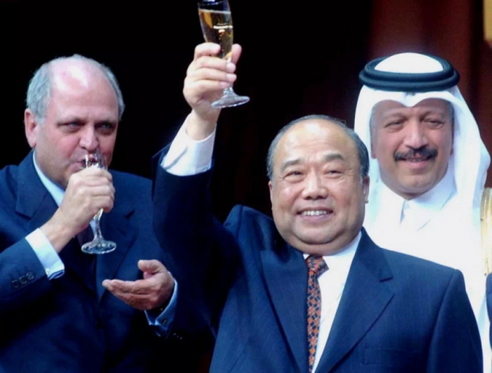 On November 10, 2001 after signing China’s WTO accession agreement, Shi Guangsheng, then China’s Minister of Foreign Trade and Economic Cooperation toasts China’s entry to the international body with representatives of other WTO member countries.